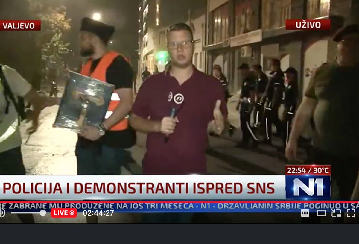 ZPeratovic's tweet image. Četnik sa čela studentske kolone koji nije dobio blagoslov na Hilandaru, komanduje u Valjevu.