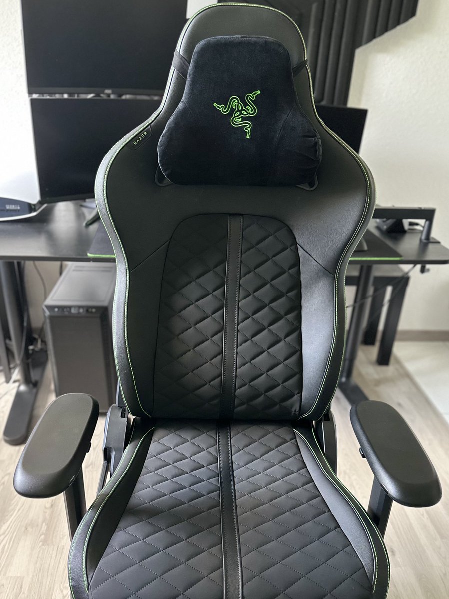 Ganz viel Liebe an <a href="/RazerGermany/">R Λ Z Ξ R 🇩🇪</a>, die mir den Razer Enki Gaming-Stuhl zugeschickt haben 😍

Habe mich echt unfassbar gefreut, erster Eindruck ist auch absolut top 💯 

Bei Interesse checkt sehr gerne razer.com ab! 

👉🏽 razer.com/de-de/gaming-c…

#Razer #Werbung