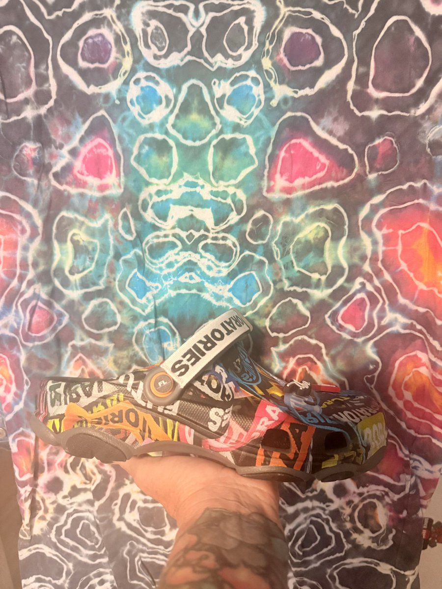 wilcocarla's tweet image. #kotd Hi everybody!👋🏼 I’m not so into Crocs, but when these FL pairs dropped, I wanted them.🤷🏻♀️😂And leave it to @BlendsPoetic to be able to make a shirt that perfectly matches!🥰 (I still need to figure out lighting in this room.)🥴 It’s the 3rd Annual Bestie Road Trip y’all!🥳😝