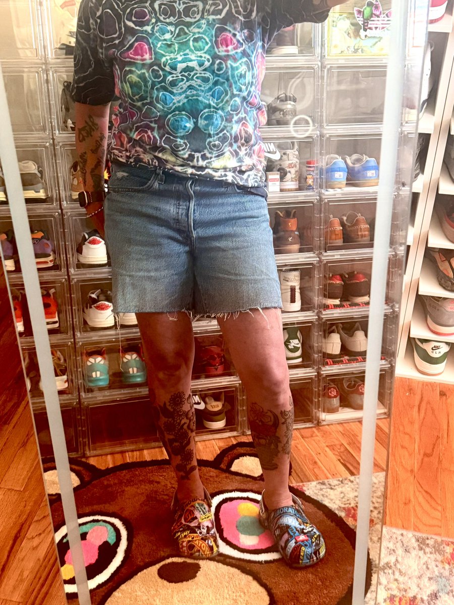 wilcocarla's tweet image. #kotd Hi everybody!👋🏼 I’m not so into Crocs, but when these FL pairs dropped, I wanted them.🤷🏻♀️😂And leave it to @BlendsPoetic to be able to make a shirt that perfectly matches!🥰 (I still need to figure out lighting in this room.)🥴 It’s the 3rd Annual Bestie Road Trip y’all!🥳😝