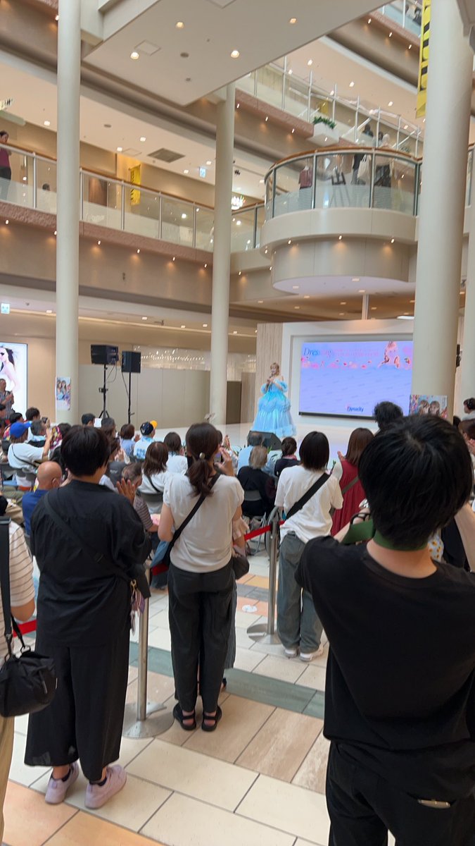 先日、クーラーの効いた場所を探して彷徨い歩いていたら、ここに辿り着きました。ここは小田原のショッピングモール。私は存じ上げなかったのですが、後で友達に聞いたらYouTubeで人気のドレッシングちゃんのイベントに遭遇。「ホールニューワールド」素敵でした💓