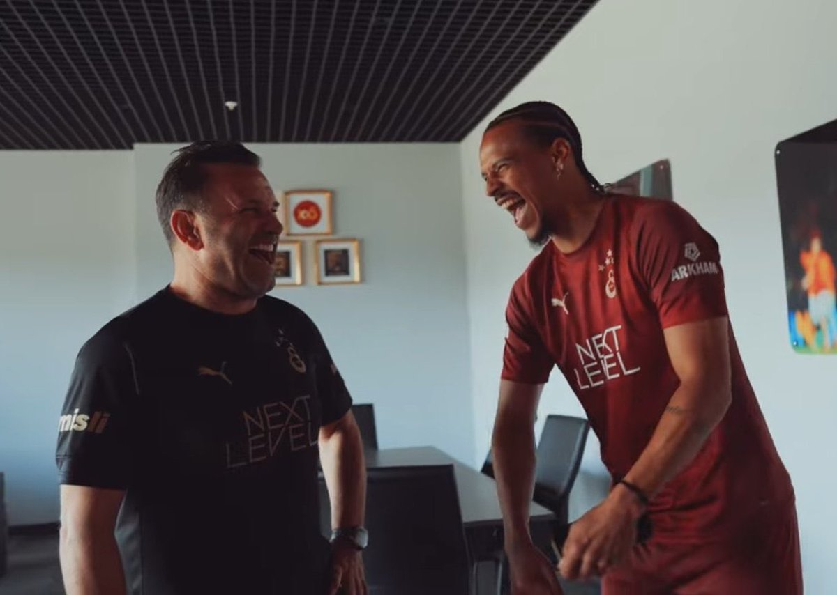 sane sadece gülüyor galatasaray çok bambaşka bir kulüp ya herif ilk günden aşık olmuş bize aq