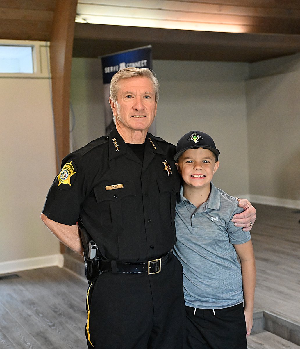 RCSD's tweet image. Sheriff Lott and RCSD are honored to be in a partnership with Serve & Connect. The food boxes today were packed in collaboration with Si Se Puede, a local organization that aims to foster the relationship between our Hispanic community and first responders.
#TeamRCSD