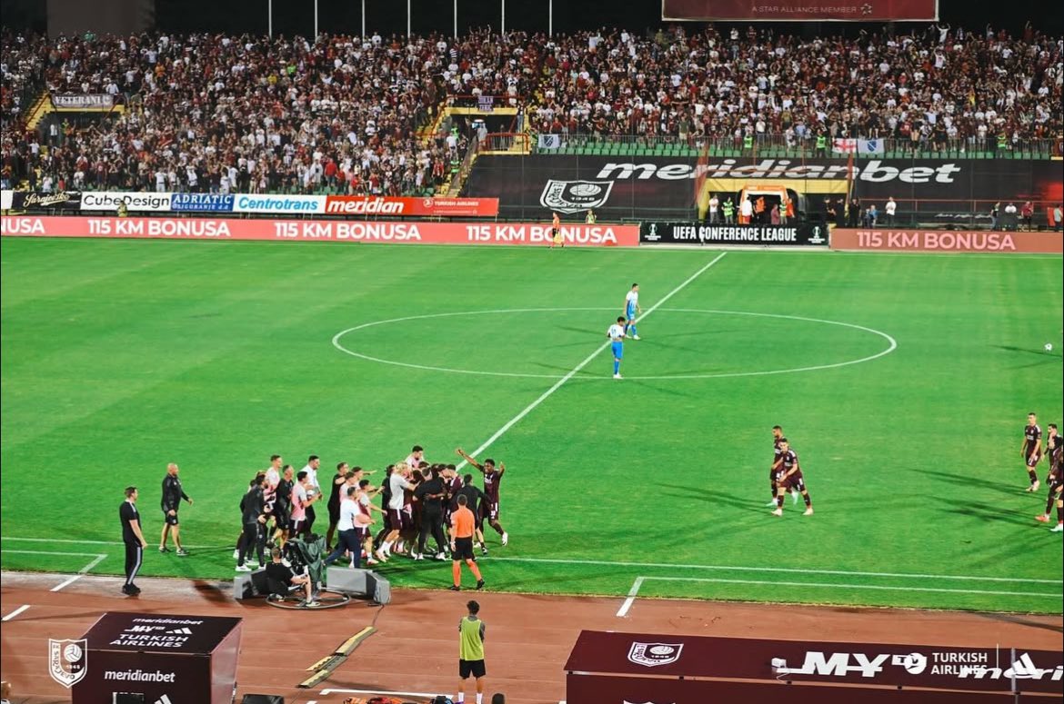 SarajevoFooty's tweet image. Fulltime.

FK Sarajevo 2:1 CS Universitatea Craiova

A lot of people are going to be disappointed with that scoreline after the way we played, and rightfully so. But we showed incredible signs tonight that should give us optimism looking forward. 

Second leg in Romania next…