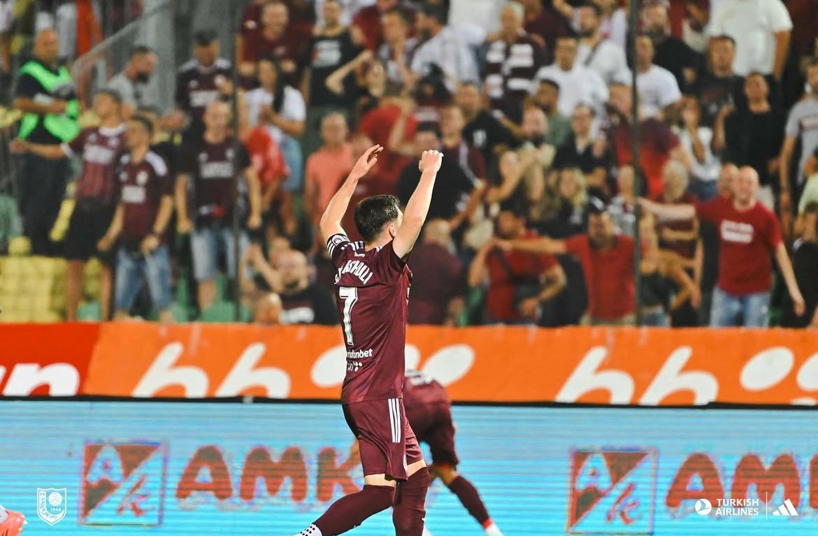 SarajevoFooty's tweet image. Fulltime.

FK Sarajevo 2:1 CS Universitatea Craiova

A lot of people are going to be disappointed with that scoreline after the way we played, and rightfully so. But we showed incredible signs tonight that should give us optimism looking forward. 

Second leg in Romania next…