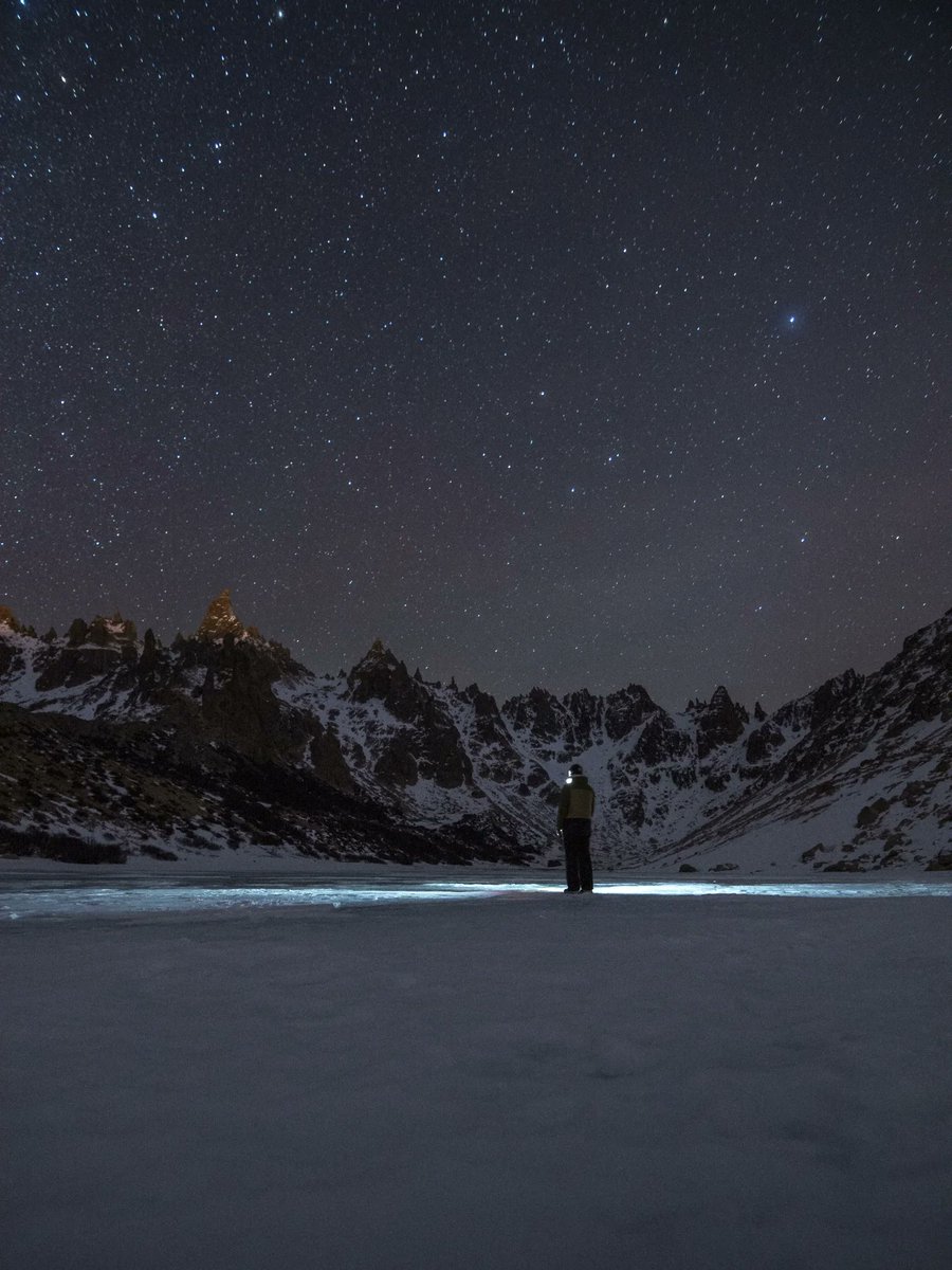 La noche en medio de la naturaleza patagónica. 🇦🇷🖤
📍 Refugio Frey, Bariloche. 🌌
Video: @vsmcristian