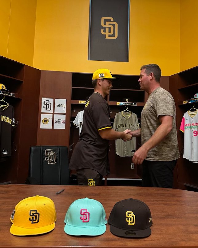 Queens_Baseball's tweet image. It’s official ✍️
Landry Jurecka has signed his contract with the San Diego Padres 👏🔥
#RoyalsRise | #QUeenCity | #MITA