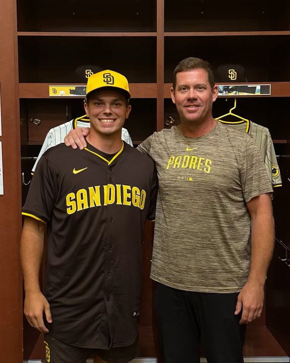 Queens_Baseball's tweet image. It’s official ✍️
Landry Jurecka has signed his contract with the San Diego Padres 👏🔥
#RoyalsRise | #QUeenCity | #MITA