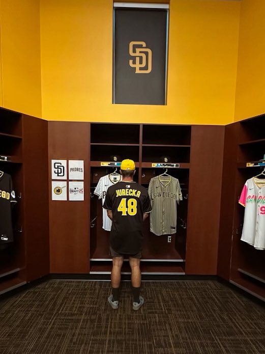 Queens_Baseball's tweet image. It’s official ✍️
Landry Jurecka has signed his contract with the San Diego Padres 👏🔥
#RoyalsRise | #QUeenCity | #MITA