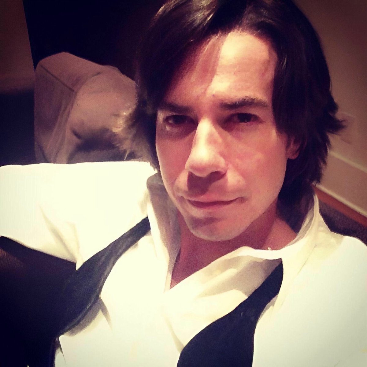 lobotomyhottiee's tweet image. to say that we’re in love is dangerous
but girl, I’m so glad we’re acquainted