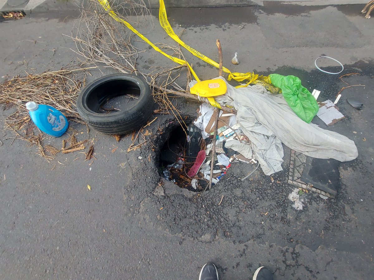 Atlante71's tweet photo. @Claudiashein @AccionesBJ @C5_CDMX @ClaraBrugadaM @ElOpinadorTV @SEGIAGUA @SOBSECDMX @JorgeRoHe @ImagenTVMex @nmasforo ahora no solo socavón... también basurero... y NADIE HACE NADA. Insisto. Cómo se ve que no estamos en elecciones. A ver si los notis nos ayudan🙏🙏🙏 https://t.co/tArk8KEVnj