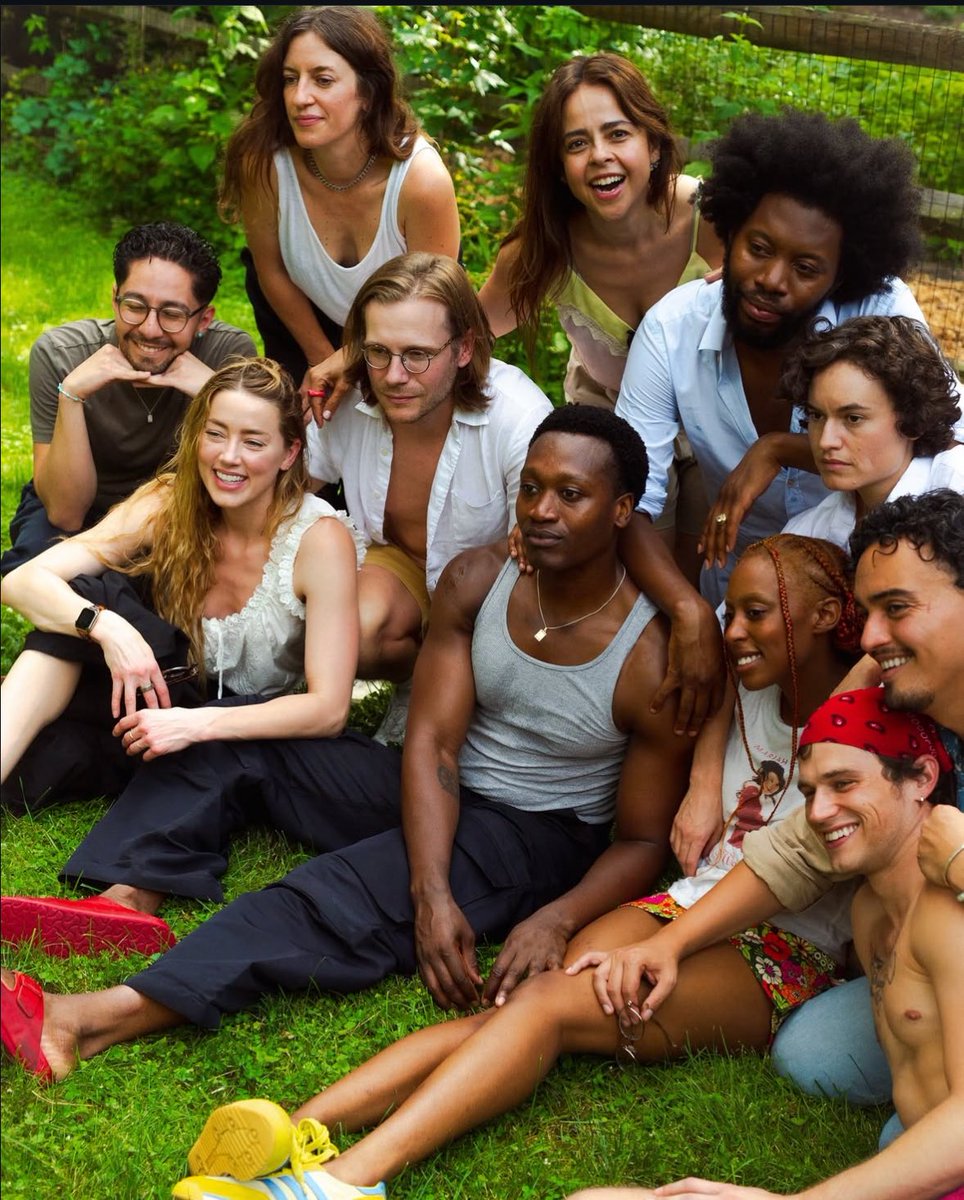 Moms_know_'s tweet image. Pics of Amber Heard and cast mates in #SpiritOfThePeople 🥺☺️🥰