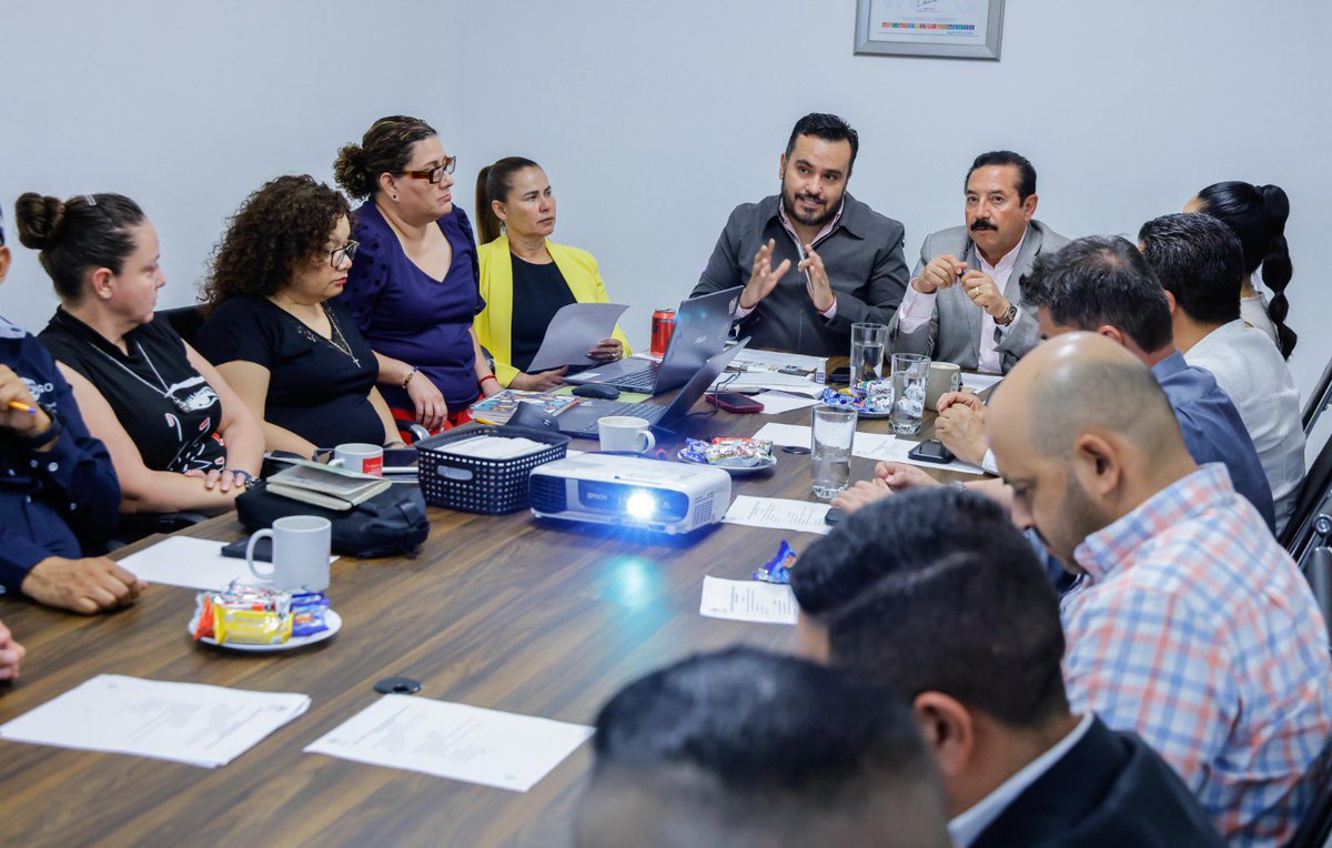 LaloSerranoZ's tweet photo. #LaserInformativo

#Durango|| Durango avanza con planeación para potenciar el desarrollo y bienestar de las familias: Bonifacio Herrera

•Avalan consejeros reglamento y estados financieros del #IMEPLAN en sesión ordinaria

•Gobierno Municipal obtiene certificación y se suma a la Red de Gobiernos Confiables

•Nueva norma impulsa políticas públicas sin improvisaciones y centradas en la ciudadanía

El Gobierno Municipal refrenda su compromiso con la gran familia duranguenses a través de procesos de gestión certificados y un Instituto Metropolitano de Planeación (IMEPLAN) que da resultados, indicó el Presidente Municipal @Bonifacioamigo al encabezar la segunda sesión ordinaria del Consejo Directivo.
