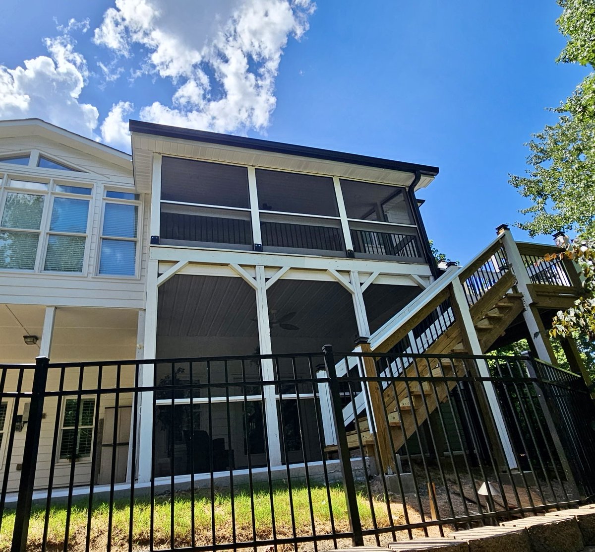 SMofGainesville's tweet image. Bug free this summer! We screened the top and bottom porch for this home in Cumming. #screenmobile #screenmobilenega #screenedporchliving #screenedinporch