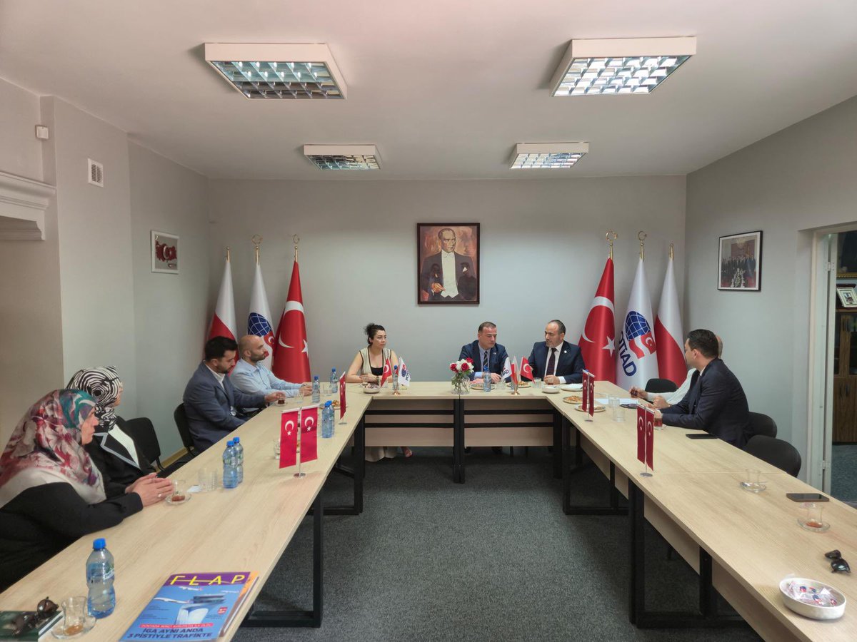 Rektörümüz Prof. Dr. Mahmud Güngör Polonya ziyaretleri kapsamında POTİAD Polonya-Türkiye İş İnsanları Derneği ile biraraya gelerek üniversitemiz ile Polonya’daki iş insanlarımızın ne tür işbirlikleri yapabileceği ele alındı. POTİAD Başkanı Habeş Fakıbaba ve yönetiminin ev
