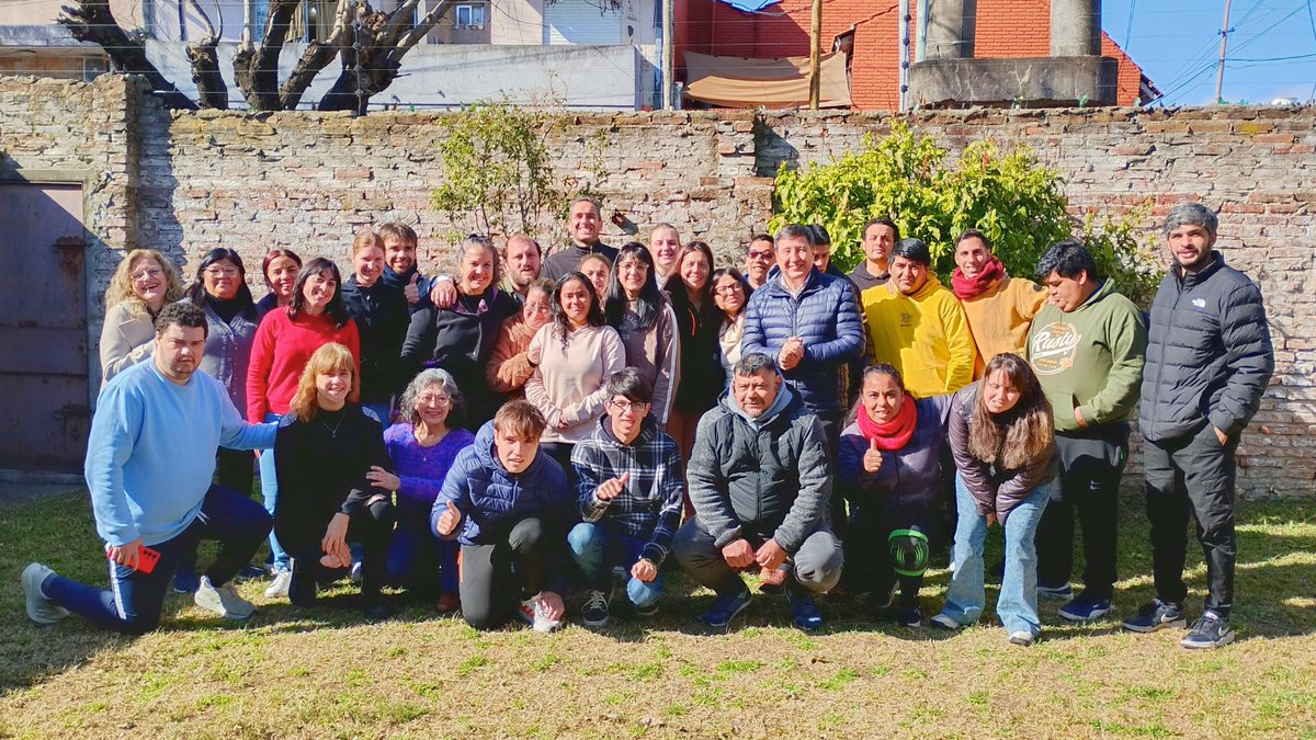 LicDanielArroyo's tweet image. Hoy visité SuperCrea, una cooperativa de inclusión sociolaboral de personas con discapacidad. Desde Quilmes, elaboran empaques sostenibles, productos de librería y de reciclado de vidrio, y producen frutas horneadas. Una experiencia que realmente vale la pena conocer.