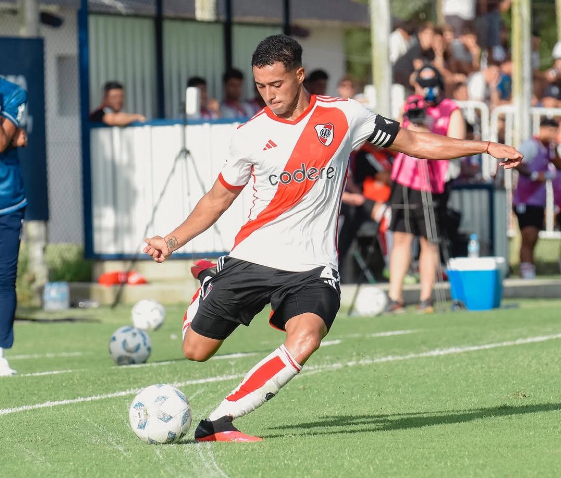 GermanBalcarce's tweet image. #RIVER | RESERVA
⚽️ Enzo Rubio (22 años) rescindió su contrato de común acuerdo y jugará en Unión. En caso de una transferencia, le quedará un porcentaje a River.
📊 El lateral derecho jugó 36 partidos oficiales en la Reserva, anotó un gol (ante Boca) y ganó dos títulos.