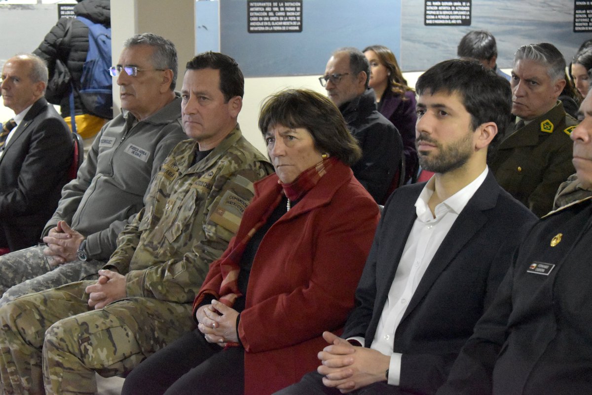 DPRMagallanes's tweet image. 🇦🇶 Acompañamos a la ministra de Defensa Nacional, Adriana Delpiano Puelma, y al comandante en jefe del Ejército, general Javier Iturriaga del campo, a su visita al Centro de Asuntos Antárticos del Ejército, muestra del compromiso con nuestro continente blanco. 🇨🇱❄️