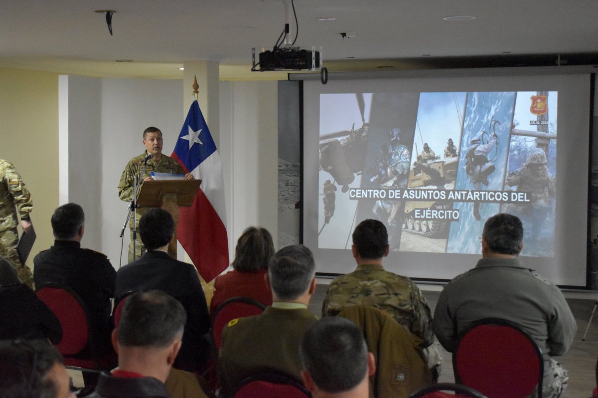 DPRMagallanes's tweet image. 🇦🇶 Acompañamos a la ministra de Defensa Nacional, Adriana Delpiano Puelma, y al comandante en jefe del Ejército, general Javier Iturriaga del campo, a su visita al Centro de Asuntos Antárticos del Ejército, muestra del compromiso con nuestro continente blanco. 🇨🇱❄️