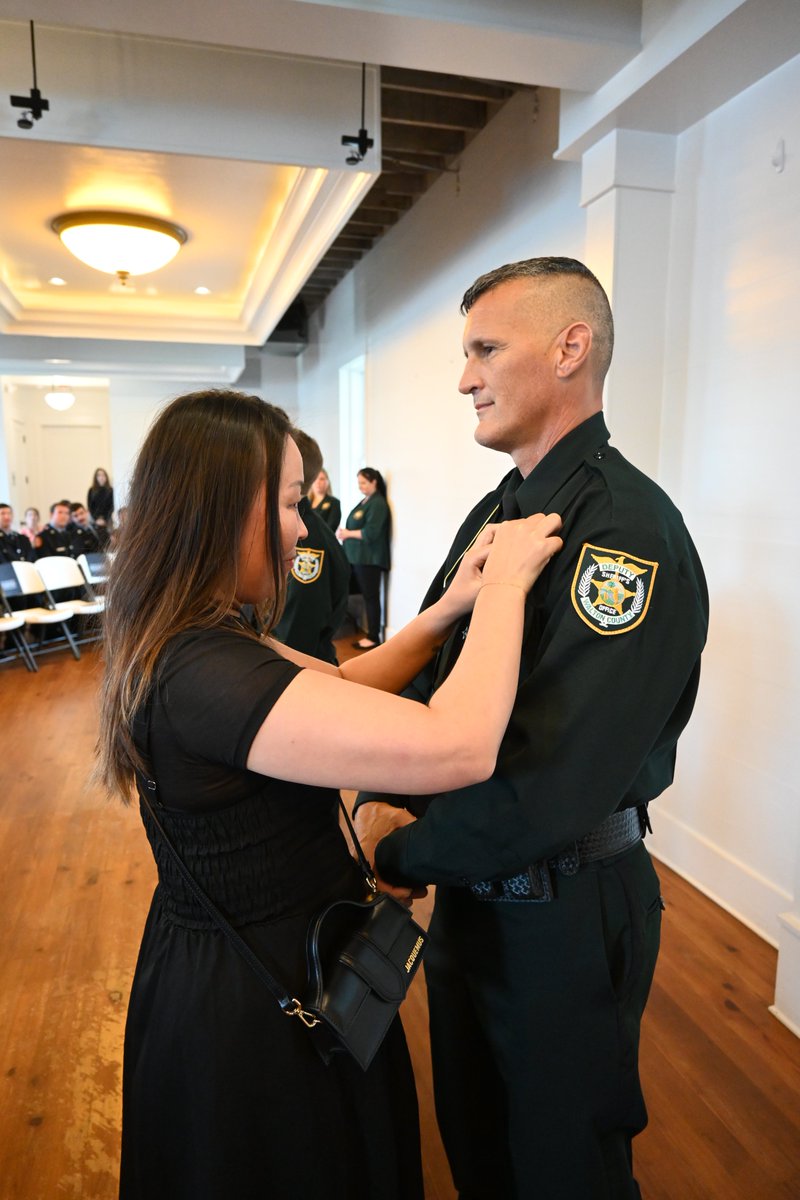 WCSOFL's tweet image. So this happened today.💍
Congratulations to newly sworn-in @WCSOFL Deputy David Hemingway and his bride-to-be!