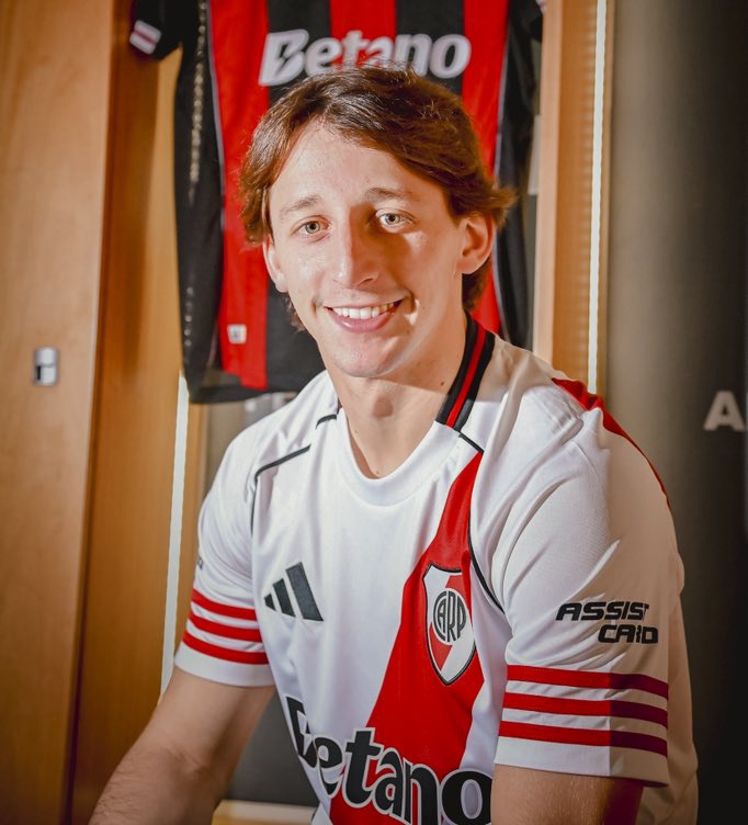 GerenteDeNoblex's tweet image. Teoría: los hinchas de River están ilusionados con Matías Galarza solo porque se parece a Modric, nadie tiene idea de cómo juega.