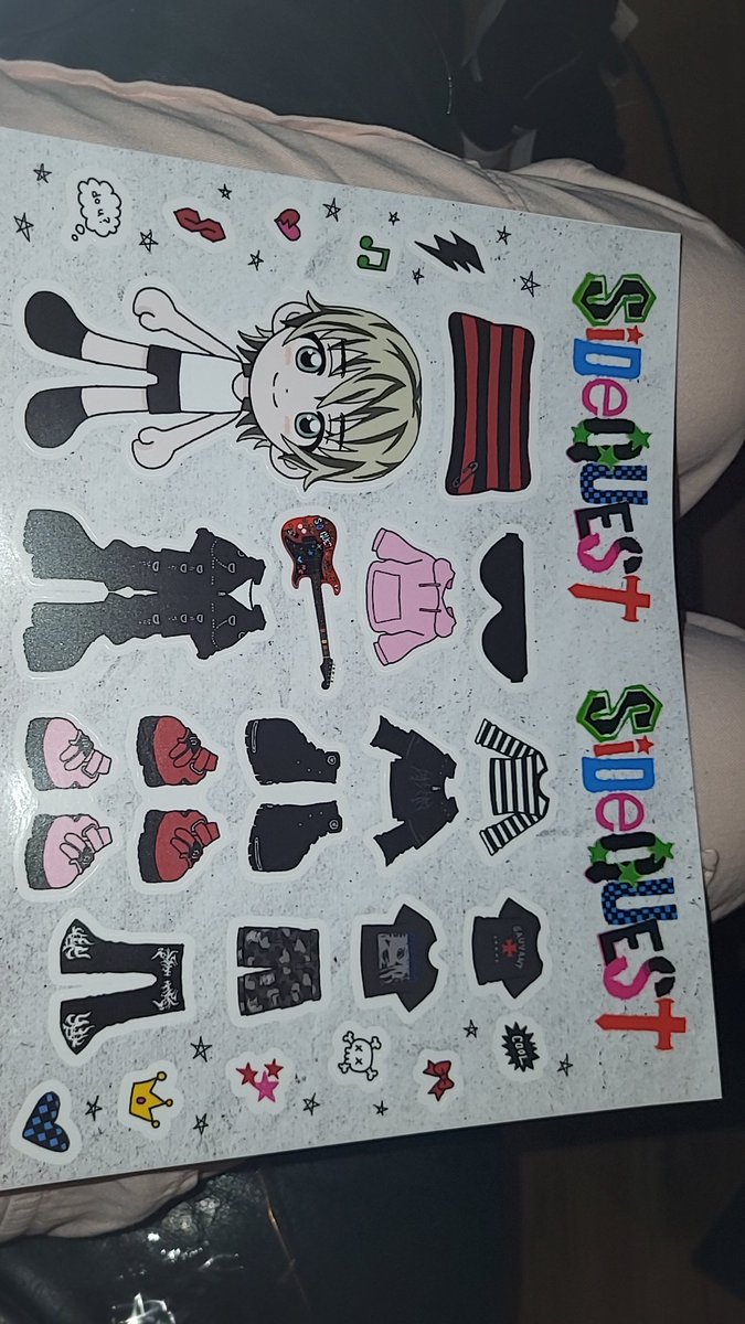 Cara_Xx_'s tweet image. Ok but has no one mentioned the stickers!!? I opened my album to admire until bang on midnight and a sticker sheet fell out what!!
Little things like this I LOVE