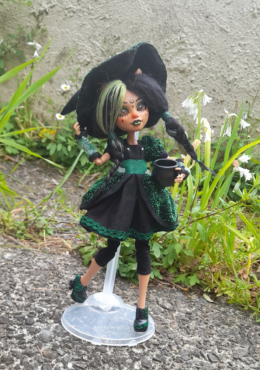 SquashPatch's tweet image. Still one of my favourite doll customs I've made + her inspiration lmao