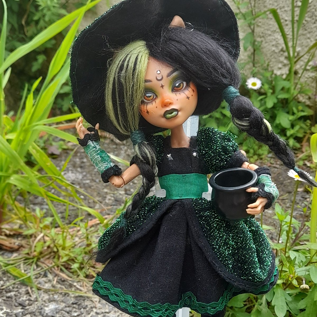 SquashPatch's tweet image. Still one of my favourite doll customs I've made + her inspiration lmao
