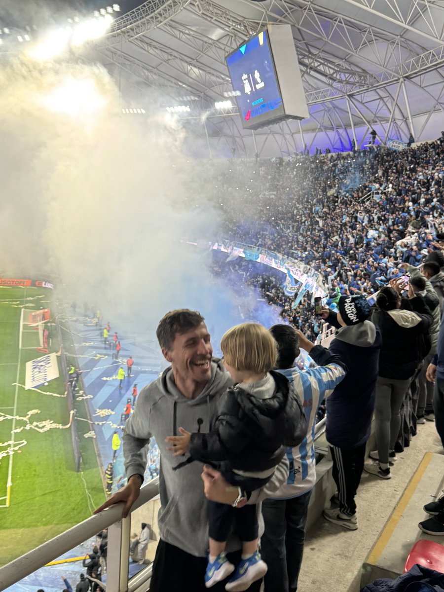 SantiMolina's tweet photo. Cuánto piensen "que te deja Atlético?" Miren esta foto. El hoy es un hincha mas, lo vimos saltar, cantar y alentar como un loco anoche. Pasa el tiempo y defiende los colores de una forma única. Un tipo que las paso todas y siempre estuvo ahí. El Gringo es sentido de pertenencia https://t.co/omxysKTQa8