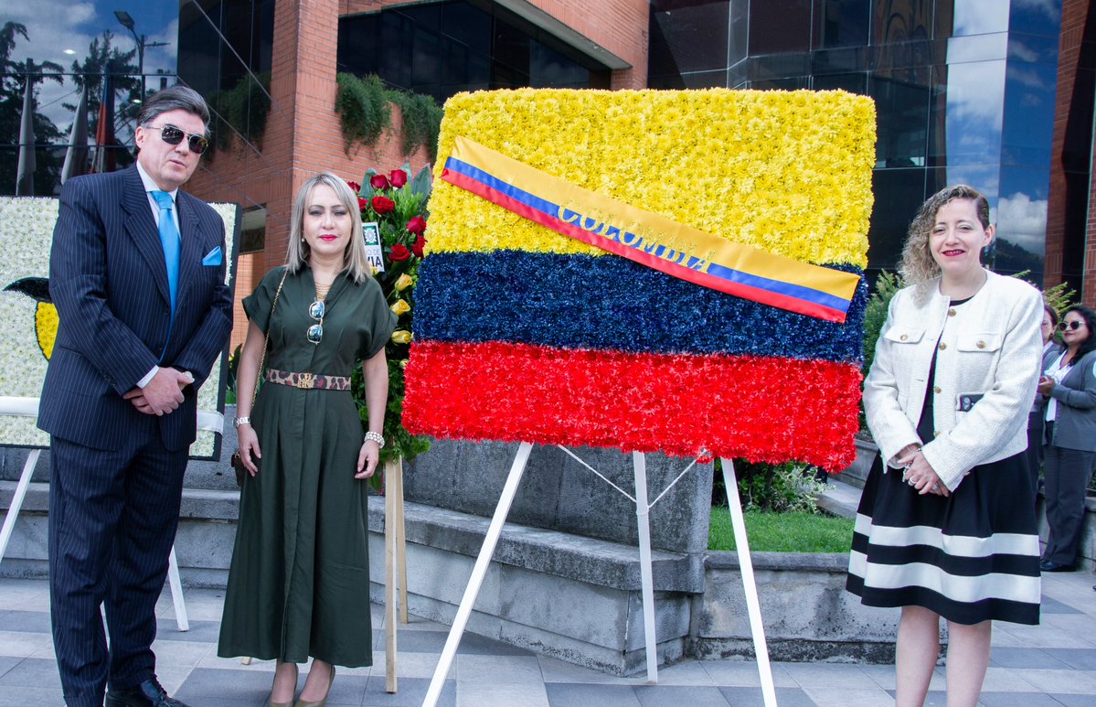 uasbecuador's tweet image. 🇪🇨👥 Hoy rendimos homenaje al Libertador 𝗦𝗶𝗺𝗼́𝗻 𝗕𝗼𝗹𝗶́𝘃𝗮𝗿 por los 𝟮𝟰𝟮 𝗮𝗻̃𝗼𝘀 𝗱𝗲 𝘀𝘂 𝗻𝗮𝘁𝗮𝗹𝗶𝗰𝗶𝗼.
En nuestra Plaza Cívica se llevó a cabo la colocación de ofrendas florales a su escultura, en un acto solemne que reafirma nuestro compromiso con los…