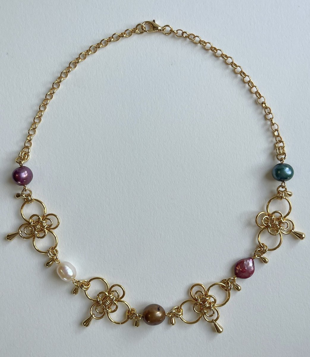 buggirl's tweet image. finished this simple-ish-but-not-really rainbow pearl choker 

have been obsessed with making these little cutie chainmail flowers