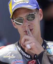 MaytherGP500's tweet photo. @iglesias37593 @Lluis_Zuniga No entendiste nada como siempre.
Márquez nunca ha estado por delante de Rossi y eso q uno venía regalando estadísticas y el otro, "el fraude", buscándola a toda costa.

Solo en las mentes de los MARQUEPLANISTAS la realidad es otra. https://t.co/Kbt3EH1QyO