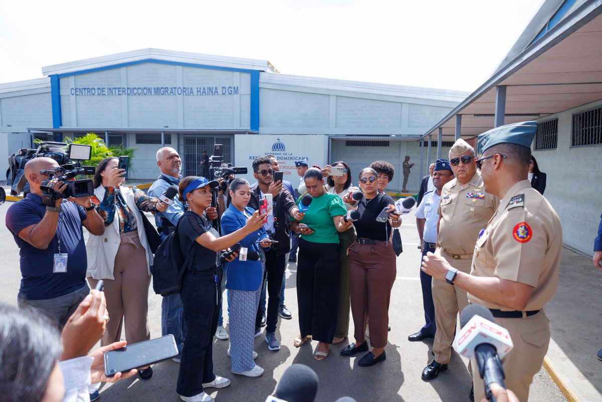MigracionRDo's tweet image. 📍Durante un recorrido en el CPM-Haina, presentamos avances en la transformación operativa y mejoras en infraestructura, con enfoque humano y respeto a los derechos.

Para más detalles, entra a 👉 migracion.gob.do

#MigraciónRD 
#DGM