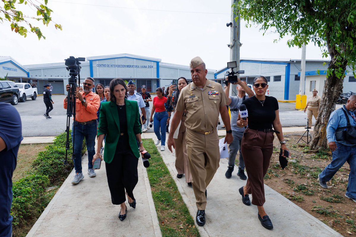MigracionRDo's tweet image. 📍Durante un recorrido en el CPM-Haina, presentamos avances en la transformación operativa y mejoras en infraestructura, con enfoque humano y respeto a los derechos.

Para más detalles, entra a 👉 migracion.gob.do

#MigraciónRD 
#DGM