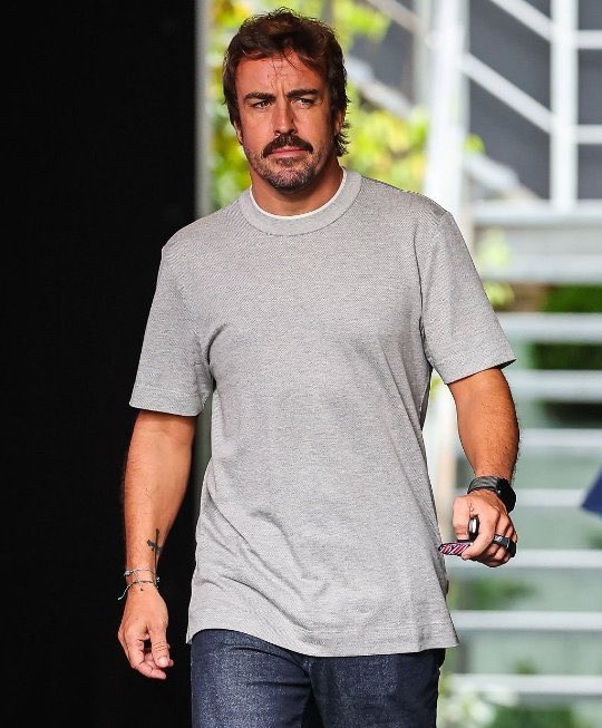 Abs_AMR14's tweet image. First look at Fernando Alonso on the set of โTHE DEVIL WEARS PRADA 2โ