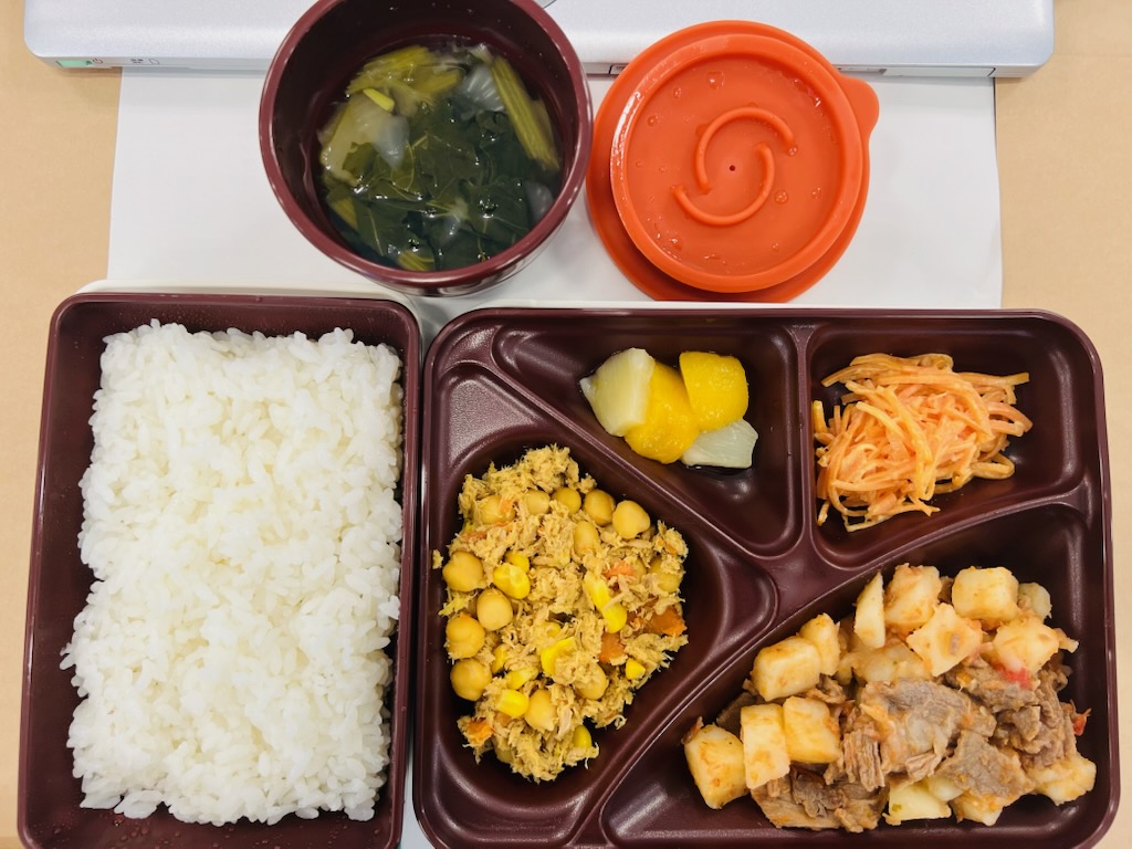 GyotaTomohito's tweet photo. 横浜市長選。山中市長が尽力してきたひとつが中学校給食の全員喫食。来春スタート。私は時々食べますが、山中市長はほぼ毎日喫食。現場主義の人。いずれにしましても、公明党市議団の長年の取組みが完結することになります。
＜横浜市 中学校給食について 6838＞
ブログ全文　https://t.co/AOgEp6I7PR https://t.co/9Ex6FsSZG3