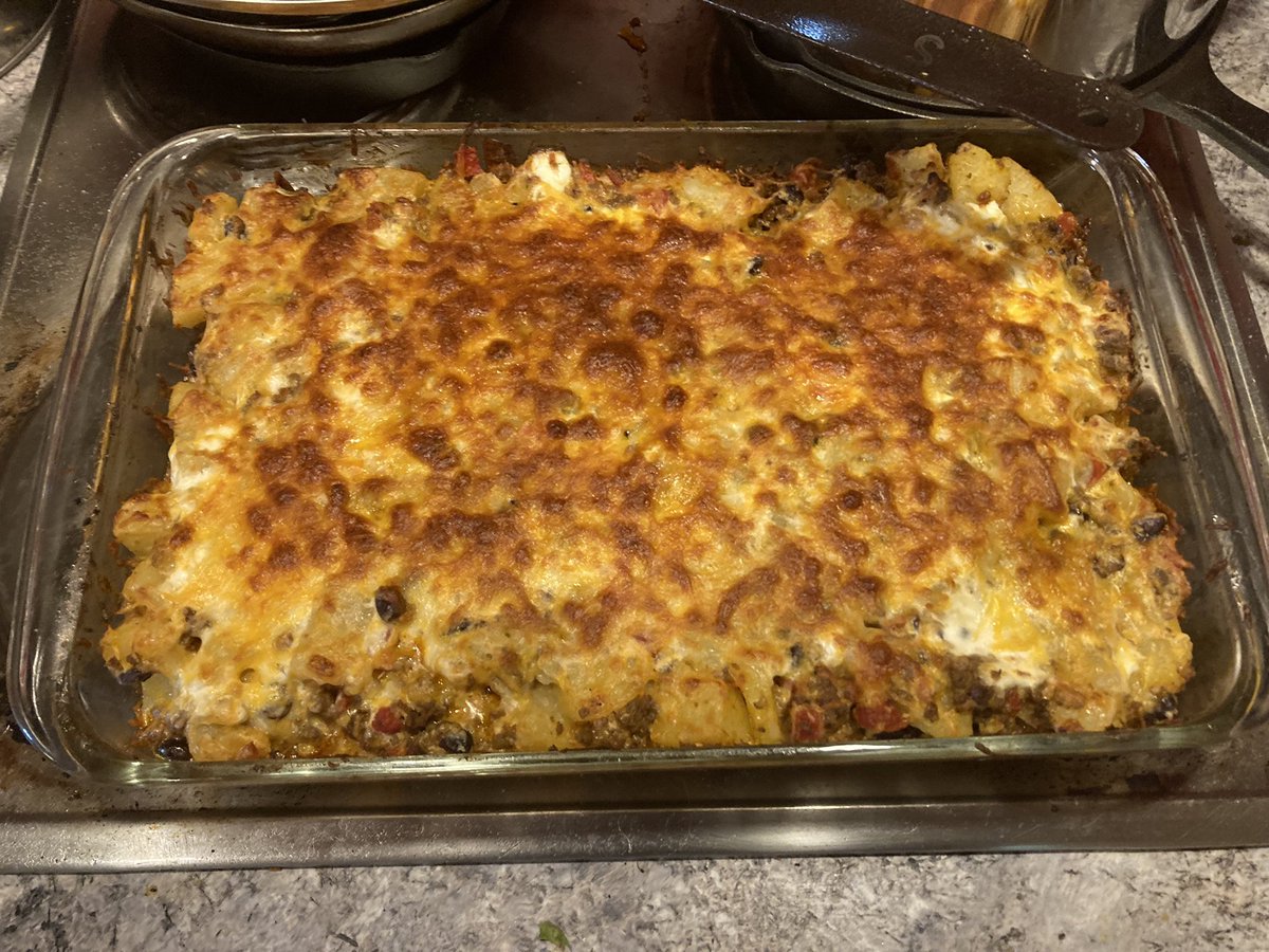 AnneOfTheBooks's tweet image. POTATO TACO CASSEROLE
(because why not)
- 1 lb cooked ground beef
- 1 lb cooked ground spicy sausage
- 4 cups boiled potatoes
- 1.5 cups shredded Mexican cheese
- 1 can black beans
- 1 can Rotel
- 1 packet taco seasoning
- 1.5 cups sour cream
Mix and bake it at 400 for 20min