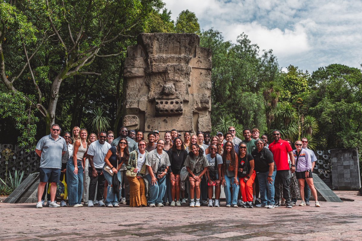 SunDevilBeachVB's tweet image. Big 12 Beyond Borders 🇲🇽

Last week, Arden Besecker represented @TheSunDevils in Mexico as part of the @Big12Conference Beyond Borders program. She participated in activities with student-athletes and administration from other Big 12 schools! 💛

#SandDevils /// #ForksUp