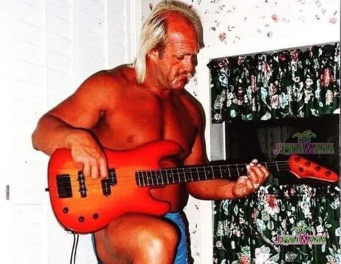 Una vez Hulk Hogan dijo que por poco era bajista de Metallica. 

#RIPHulkHogan