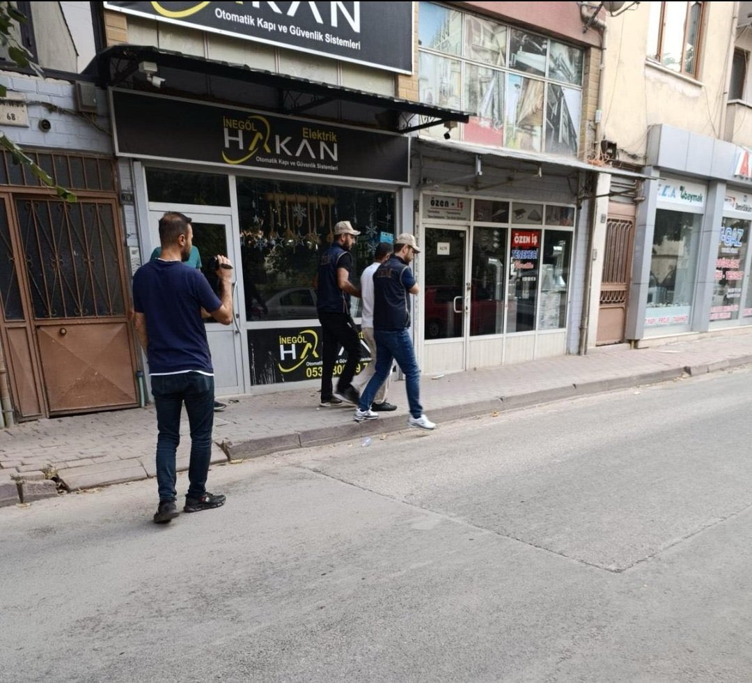 Günün gurur fotoğrafı 

Muhacir bir Özbek abi, 
Bursa Geri Gönderme Merkezinde 35+ gündür tutulan eşi için çağrı yaparken kendisi de göz altına alınıyor.

Evde onlarsız olan çocukları…

Ve, bunu gurur diye, düzensiz göçmenle mücadele diye paylaşmak için video çeken görevliler.