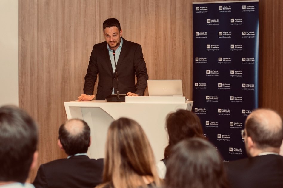 𝙳𝚎𝚝𝚎𝚗𝚎𝚛𝚜𝚎. 𝙼𝚒𝚛𝚊𝚛. 𝙰𝚐𝚛𝚊𝚍𝚎𝚌𝚎𝚛.

Comidas de trabajo. Conversaciones intensas, móviles sobre la mesa, decisiones, urgencias.
Llega la camarera o el camarero. Sirve los platos. Se retira. Y nadie levanta la mirada.
Nadie dice “gracias” (…)

Con el tiempo he