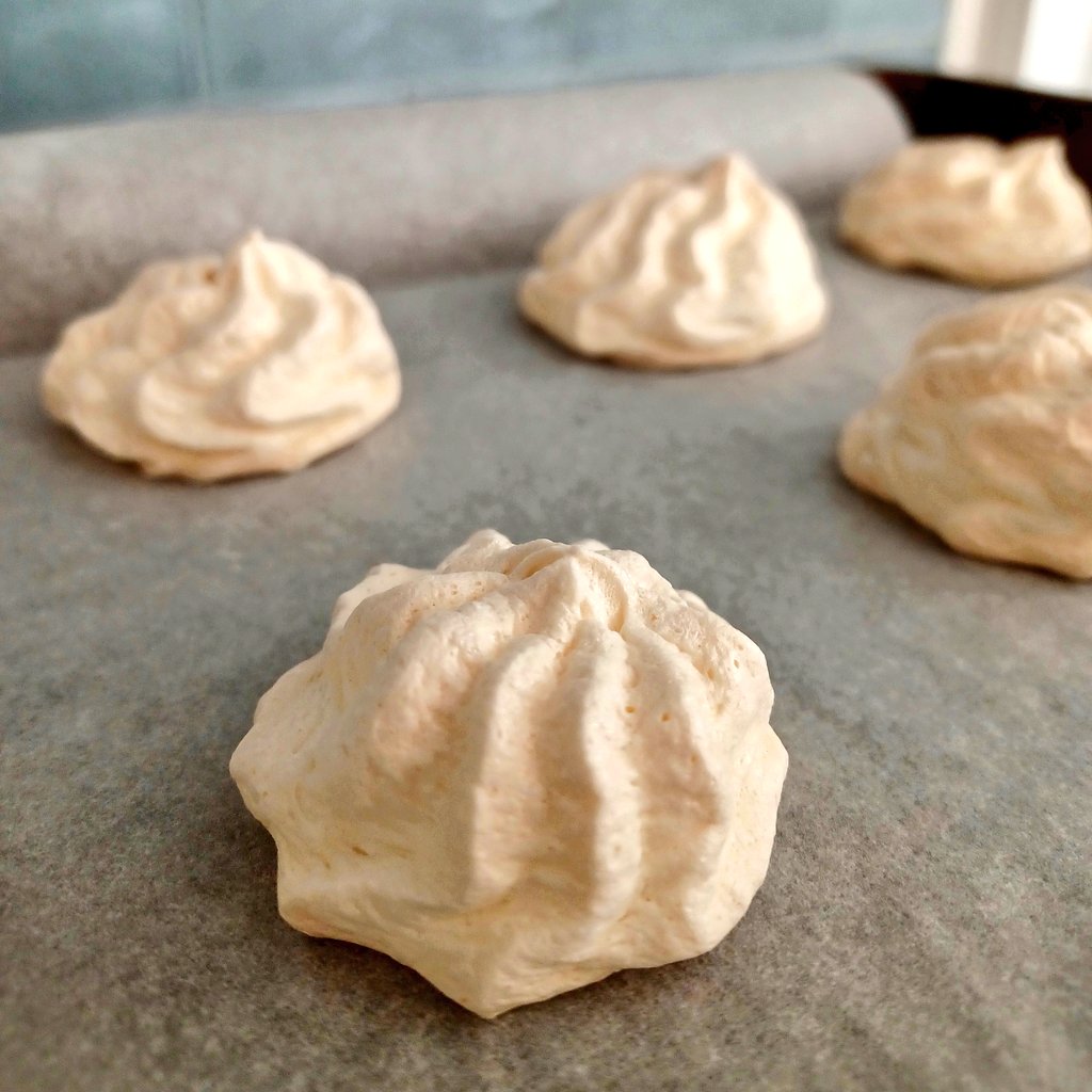 BakeEurope's tweet image. When life gives you leftover meringue, you make meringues. 🤭