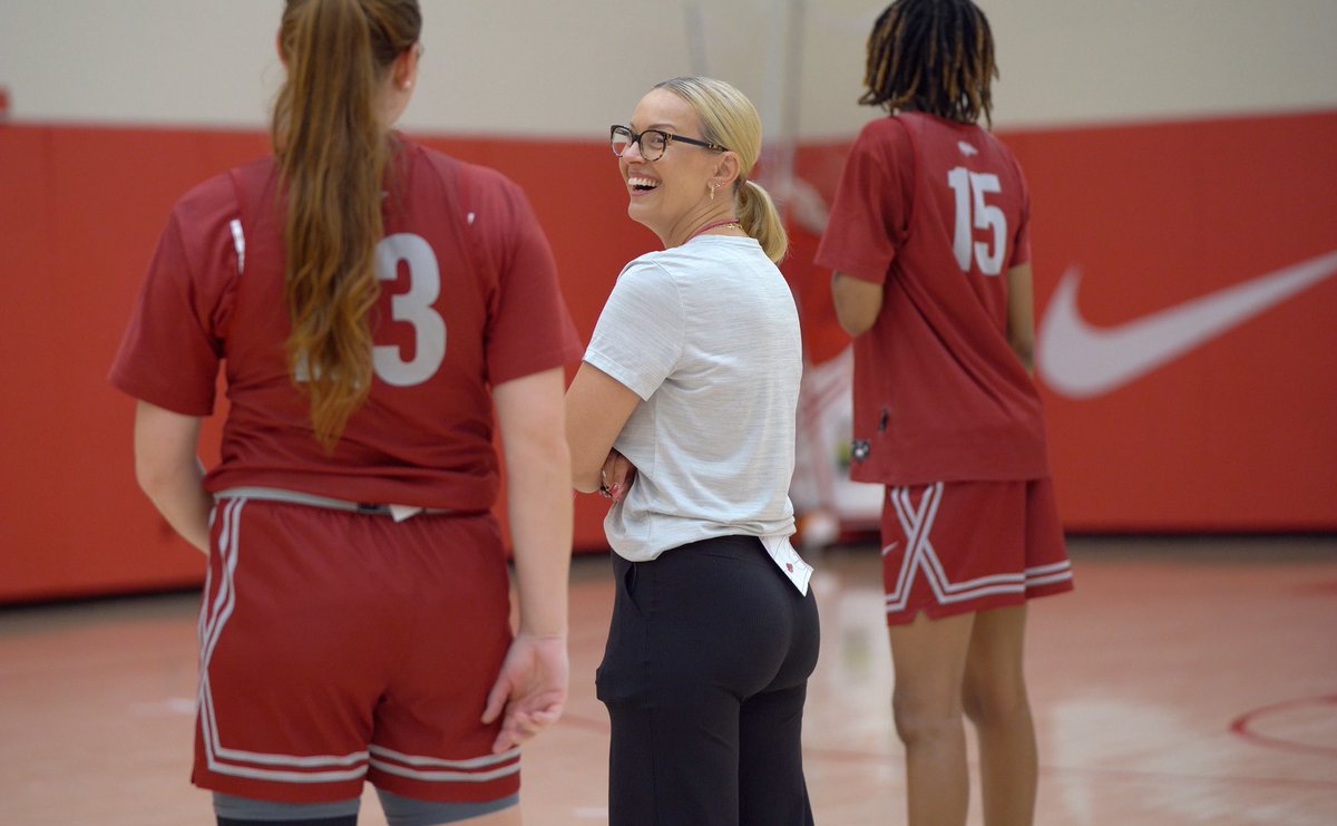 HogsPlus's tweet image. Hangin’ with @RazorbackWBB today 🐗🏀