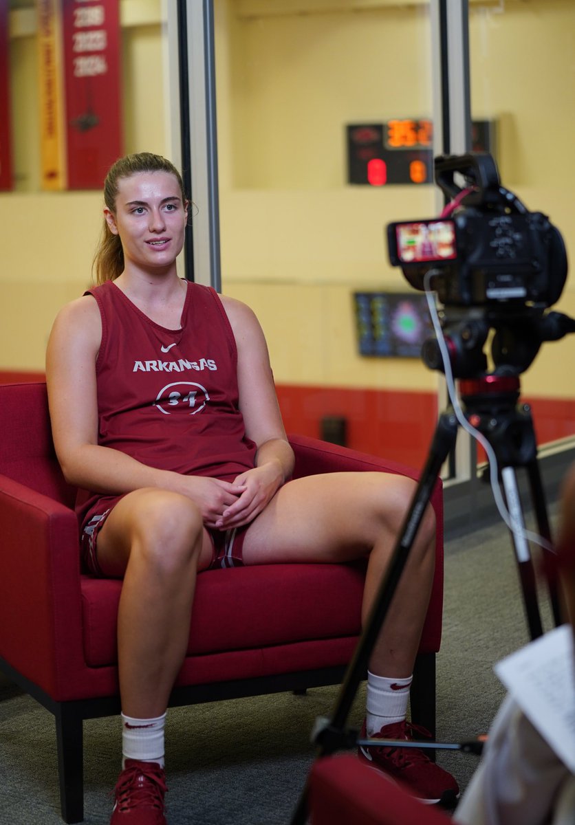 HogsPlus's tweet image. Hangin’ with @RazorbackWBB today 🐗🏀