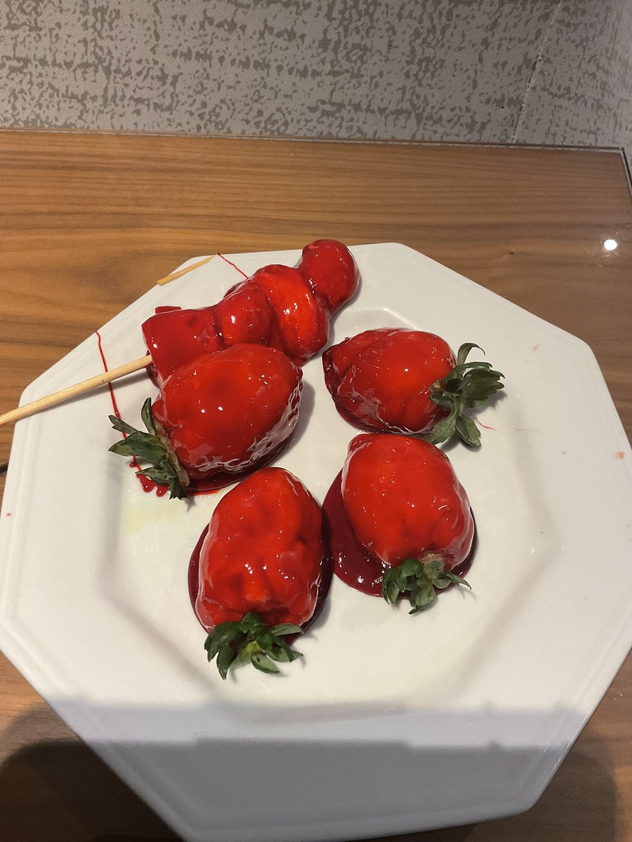 jenskcline's tweet image. fiz morango do amor pela primeira vez 😻