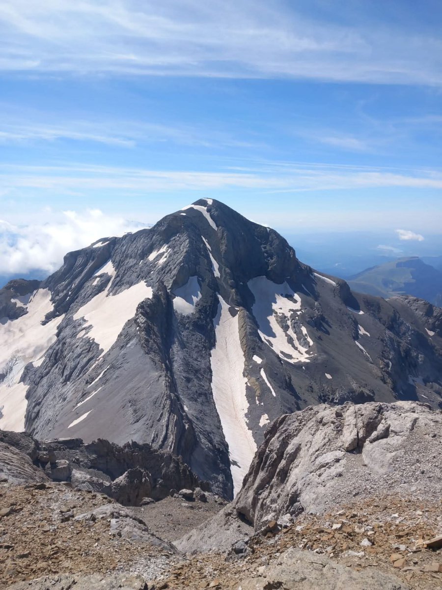 CyNPirineos's tweet image. 2 espectaculares fotos del Dios Monte Perdido del Martes
Las fotos son de Errenga,la primera desde la Brecha de Tucarroya y la segunda desde la cima del Colindro de Marboré.