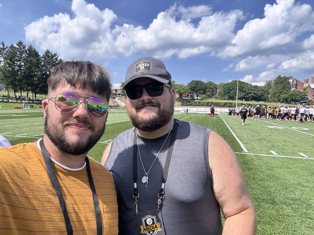 bybrendanhowe's tweet image. A picture I got with the fifth-best tight end at #Steelers training camp.