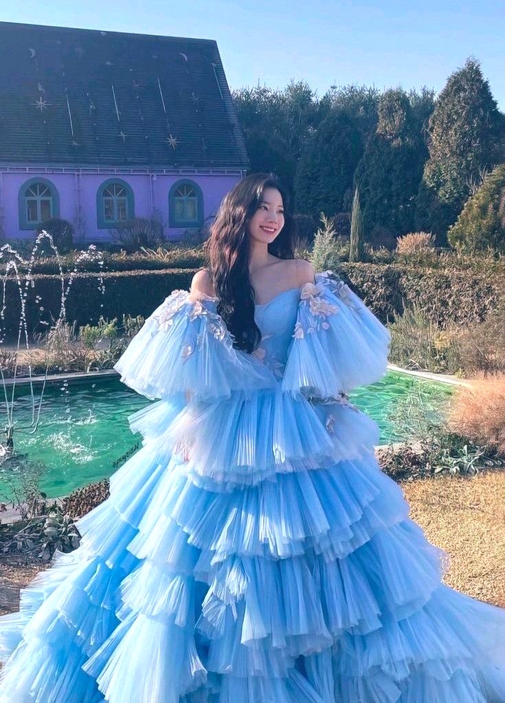 kimdahyunfiles's tweet image. Dahyun looking like she just stepped out of a castle gates. 🤍