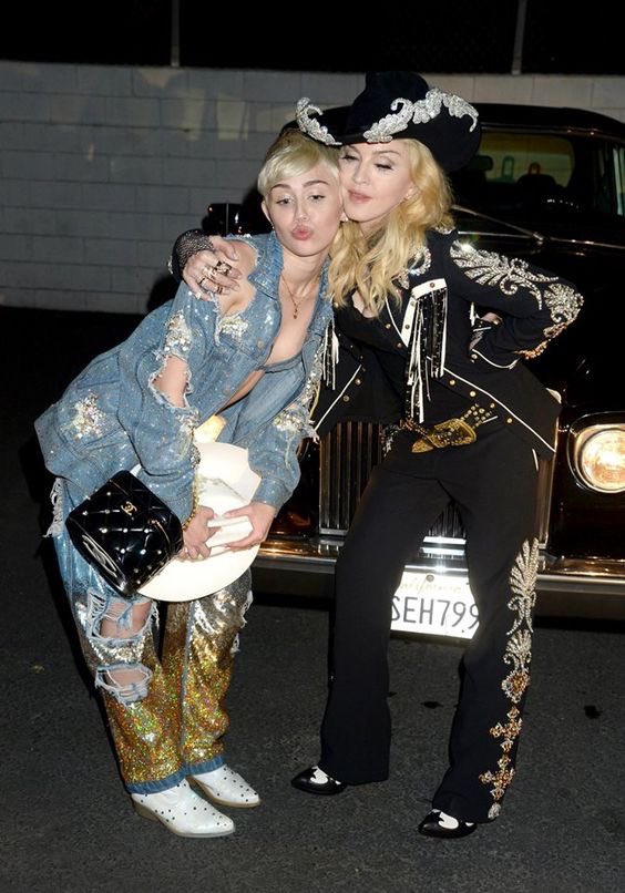 MileyRevoBR's tweet image. 🚨 MADONNA simplesmente curtiu a performance de Easy Lover de Miley Cyrus no Spotify Billion’s Club!!!
A rainha do pop reconhecendo a força de outra. Isso aqui é maior do que a gente imagina 🥰💘