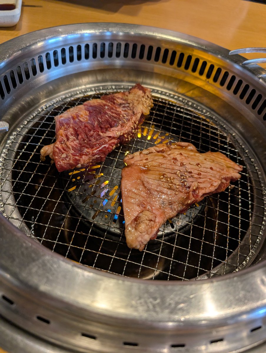 ayataka0071's tweet photo. 久しぶりに焼肉きんぐに行ったけど、やっぱキングカルビだよね〜♪あと、キング塩タン！！美味しすぎた🥰
その後ゲーセンによって、懐かしいケロロのガチャガチャあったから、回してみたけど、惜しくもドロロは出ず😭
でも、タママとクルル出たからいっか〜
ケロロ知ってる人どれくらいおるやろ？🤔 https://t.co/TRbmWtvV68